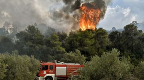 Φωτιά στους Αγίους Θεοδώρους Κορινθίας - Καίει δασική έκταση σε δύσβατο σημείο