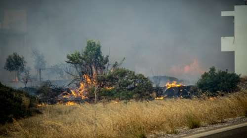 Βοιωτία: 34χρονος έβαλε φωτιά στο αυτοκίνητο και στο σπίτι του και κινδύνευσε ολόκληρος οικισμός