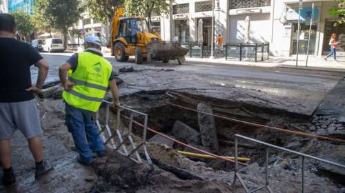 Χωρίς νερό το κέντρο της Θεσσαλονίκης λόγω θραύσης αγωγού στην Ερμού [Εικόνες]