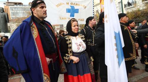 "Εύκρατο μεσαιωνικό το κλίμα στη Μητρόπολη": Καυστικά σχόλια στο Τwitter για το λαϊκό προσκύνημα στον τέως βασιλιά