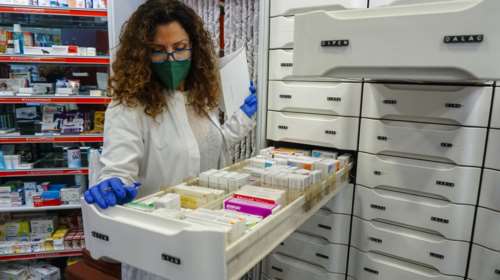 Καμπανάκι φαρμακοποιών για ελλείψεις στα ράφια: Εισπνεόμενα, υπερτασικά, παυσίπονα και αντιβιοτικά