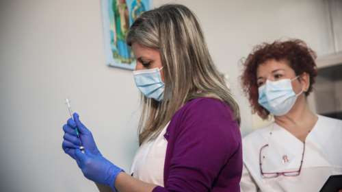 Καρφιά από Politico: &quot;Αντιδράσεις για τους κυβερνητικούς αξιωματούχους που εμβολιάζονται πριν τους γιατρούς&quot;