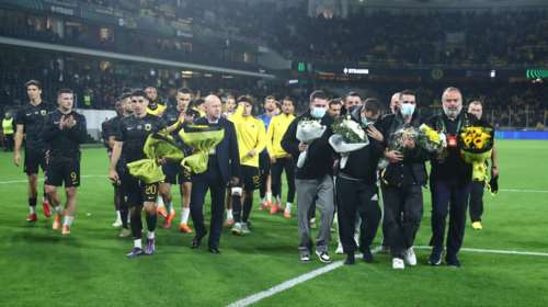 Δολοφονία στη Χαλκίδα: Η ΑΕΚ τίμησε τη μνήμη του Μάριου - Κεράκια και λουλούδια στο σημείο όπου έπεσε νεκρός [εικόνες, βίντεο]