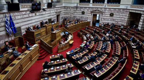 Κόντρα στη Βουλή για το πανεκπαιδευτικό συλλαλητήριο: &quot;Καλείτε να γίνουν επεισόδια&quot; - &quot;Φοβάστε μην κολλήσετε δημοκρατία&quot;