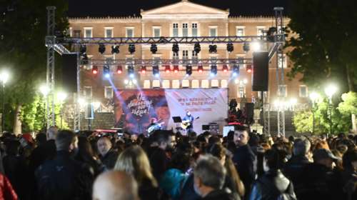 Πλήθος κόσμου στη μεγάλη συναυλία στο Σύνταγμα για τα Τέμπη - Κλειστοί σταθμοί του Μετρό [εικόνες]