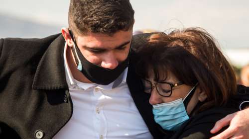 Γιώργος Καραϊβάζ: Η τραγική στιγμή που η σύζυγος και ο γιος του μαθαίνουν για την εν ψυχρώ εκτέλεση [βίντεο]