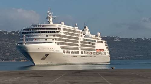 Χανιά: Έδεσε στο λιμάνι της Σούδας το κρουαζιερόπλοιο Silver Spirit [εικόνες]