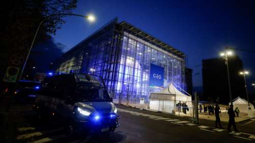 Σοκ στο Μιλάνο: Βρέφος ενός μηνός εγκαταλείφθηκε σε πολυκατοικία τυλιγμένο σε κουβέρτα