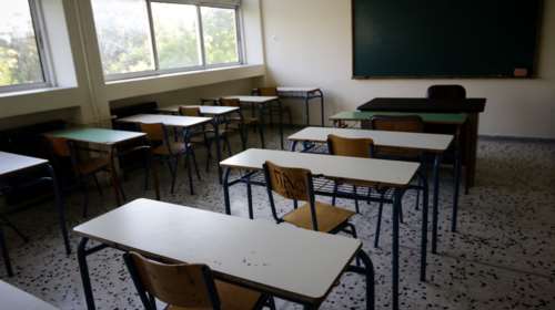 Καθηγητής στο Ρέθυμνο έπαθε ηλεκτροπληξία εν ώρα μαθήματος- &quot;Τινάχθηκε τρία μέτρα πίσω και προσγειώθηκε πάνω σε θρανίο&quot;