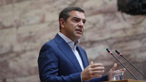 Ο Τσίπρας δηλώνει παρών: &quot;Εδώ είμαι, δεν έφυγα&quot; - Καρφί στην Αδειλίνη που αποχώρησε όταν μιλούσε για τις υποκλοπές