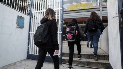 &quot;Ποδαρικό&quot; με κοκτέιλ αναπνευστικών ιώσεων και κορονοϊού το 2024: Ουρές στα επείγοντα, πώς θα γίνει η επιστροφή στα θρανία