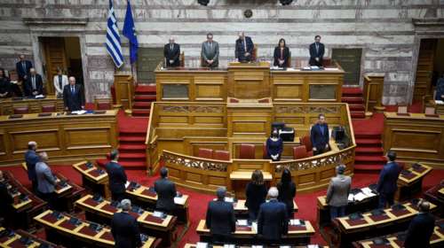 Τραγωδία στα Τέμπη: Ενός λεπτού σιγή στη Βουλή για τα θύματα του δυστυχήματος