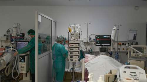 Σε έξαρση ο κορονοϊός: Πάνω από 100 εισαγωγές την ημέρα στα νοσοκομεία - Τι πρέπει να κάνουν οι ομάδες υψηλού κινδύνου