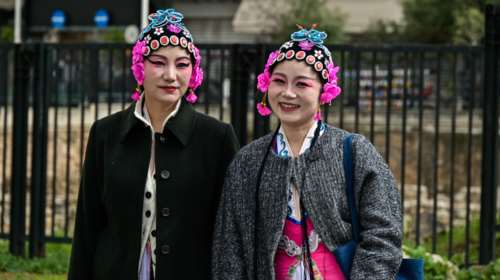 Οι Κινέζοι της Αθήνας γιορτάζουν την Πρωτοχρονιά στην Κοτζιά - "Ξύσε έναν Έλληνα και θα βρεις έναν Κινέζο"