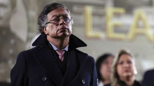 Μέτωπο του προέδρου της Κολομβίας με τον Τραμπ: Θα ξαναπάρω τα όπλα σε ενδεχόμενη επίθεση των ΗΠΑ