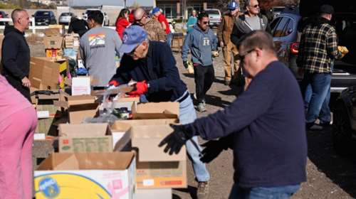 Shutdown στις ΗΠΑ: Ουρές χιλιομέτρων για δωρεάν τρόφιμα, χάος στα αεροδρόμια λόγω της στάσης πληρωμών από την κυβέρνηση Τραμπ