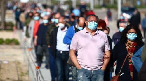 Ουρές στη Μαδρίτη για το εμβόλιο της AstraZeneca, παρά τα περιστατικά θρομβώσεων [εικόνες]