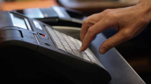 Περισσότερες από 200.000 καταγγελίες για πλαστές αποδείξεις και κόλπα φοροδιαφυγής