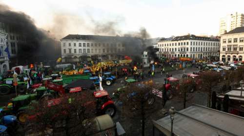 Επιστρέφουν με τα τρακτέρ τους οι αγρότες στις Βρυξέλλες - Συνεδριάζει το Συμβούλιο Υπουργών Γεωργίας