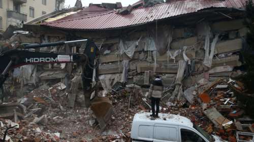 Ελληνοτουρκικά: &quot;Πριν 15 μέρες ήμασταν κοντά σε πόλεμο - Τώρα άλλαξε το κλίμα&quot;, λέει Τούρκος δημοσιογράφος μετά τον σεισμό