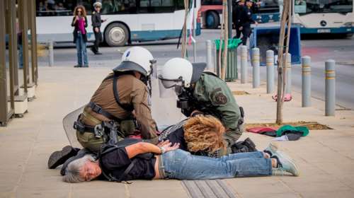 Επεισόδια στη Σούδα: ΜΑΤ εναντίον διαδηλωτριών - &quot;Μη, έχει την καρδιά της, είμαστε οι δάσκαλοι των παιδιών σας&quot;