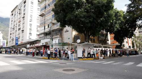 Βενεζουέλα: Άδειασαν οι δρόμοι στο Καράκας - Εξαίρεση οι τεράστιες ουρές στα σούπερ μάρκετ [εικόνες]