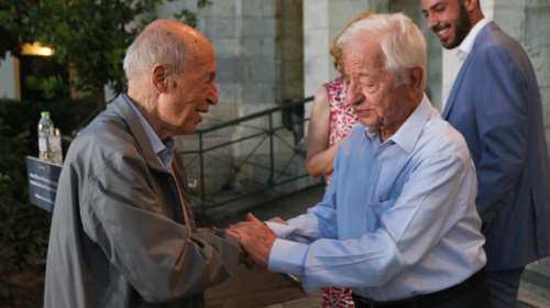 Εκδήλωση του Κύκλου Ιδεών προς τιμήν του Παρασκευά Αυγερινού - Η συγκινητική χειραψία με Σημίτη [εικόνες]