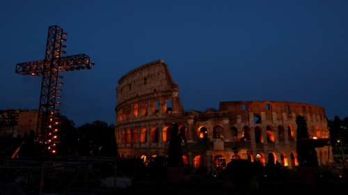 Ρώμη: Μαγικές εικόνες από την &quot;Οδό του Σταυρού&quot; της Μεγάλης Παρασκευής των Καθολικών στο Κολοσσαίο