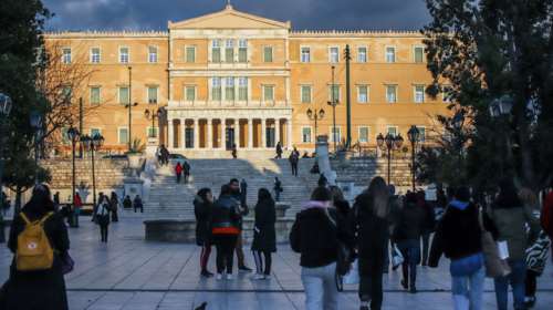 Οι παροχές που έρχονται: Διπλή καταβολή στους συνταξιούχους, μειωμένα τιμολόγια ρεύματος, market pass και αύξηση κατώτατου μισθού