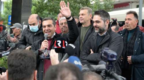 &quot;Νάτος, νάτος ο πρωθυπουργός&quot;: Ο Απόστολος Γκλέτσος ξεσηκώνει τον κόσμο στην περιοδεία του Αλέξη Τσίπρα [βίντεο]