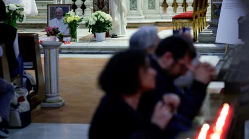 61.000 πιστοί στον Άγιο Πέτρο για τον πάπα Φραγκίσκο - Η πομπή μετά την κηδεία, οι άστεγοι και οι φτωχοί που θα περιμένουν το φέρετρο