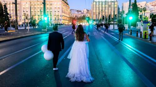 Νεόνυμφοι φωτογραφήθηκαν στο Σύνταγμα: Με φόντο το χριστουγεννιάτικο δέντρο, τη Βουλή και την... πορεία των ένστολων