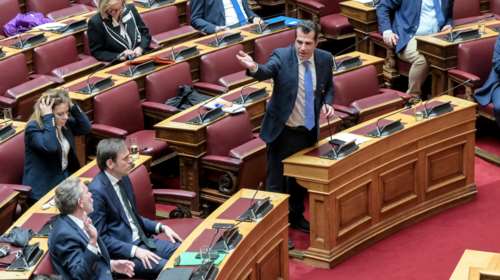 Βουλή: Σφοδρή κόντρα για τα επεισόδια στο Σύνταγμα - &quot;Οι φιλειρηνικές διαδηλώσεις είναι με τις μολότοφ που πέφτουν κατά ριπάς;&quot;