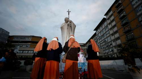 Θετικά νέα για τον Πάπα: Μικρή βελτίωση διαπιστώνουν οι γιατροί - Πιστοί προσεύχονται καθημερινά έξω από το νοσοκομείο