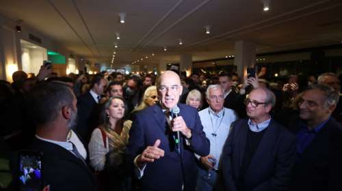 Προεκλογική εμφάνιση Δένδια σε στιλ... Καραμανλή  - Πάνω από 4.000 άτομα στο Golf της Γλυφάδας