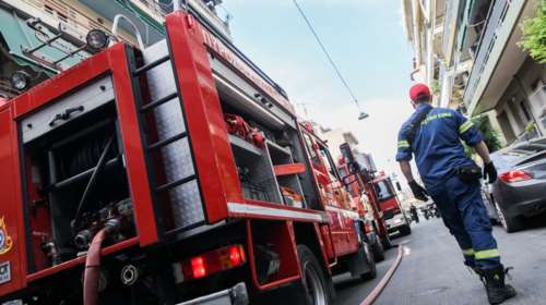 Φωτιά σε διαμέρισμα στο Αιγάλεω - Απεγκλωβίστηκαν δύο άτομα [βίντεο]