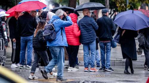 Μπουρίνι σάρωσε την Αττική: Οι βροχές θα διαρκέσουν ως το μεσημέρι, λέει ο Κολυδάς