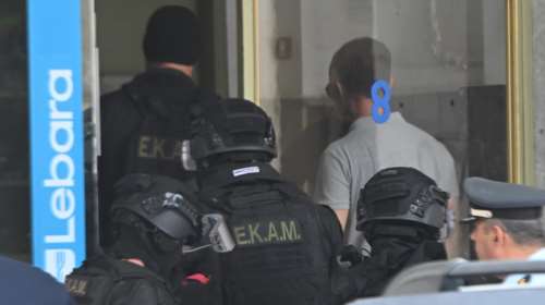 Αχαρνών: Τέλος το θρίλερ με τον 28χρονο - Αντρες της ΕΚΑΜ μπήκαν στο διαμέρισμα και τον συνέλαβαν