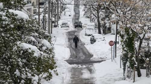 Κακοκαιρία Barbara: Επιμένουν τα έντονα καιρικά φαινόμενα, το χιόνι μένει στην Αττική - Νέο έκτακτο δελτίο της ΕΜΥ