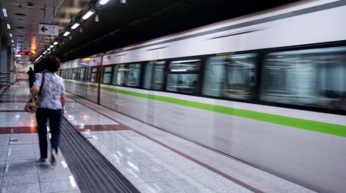 Μόνιμα στο 13% ο συντελεστής ΦΠΑ σε τουρισμό και συγκοινωνίες - Επανέρχεται στο 24% στα αναψυκτικά