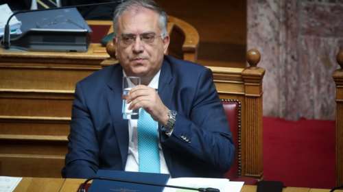 Τάκης Θεοδωρικάκος: Η πρώτη του αντίδραση για την ξαφνική αδιαθεσία στη Βουλή - Τι είπαν οι γιατροί