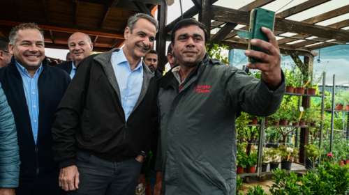 Επίσκεψη Μητσοτάκη σε φυτώριο στο Καπανδρίτι: Τι είπε σε αγρότες για το κόστος της ηλεκτρικής ενέργειας