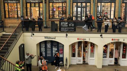 Βρετανία: Σχεδόν 17.000 κρούσματα και 67 θάνατοι σε 24 ώρες