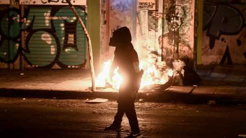 Νέα ένταση στα Εξάρχεια: Επιθέσεις με πέτρες και μπουκάλια σε αστυνομικούς – Ζημιές σε αυτοκίνητο και φωτιές σε κάδους