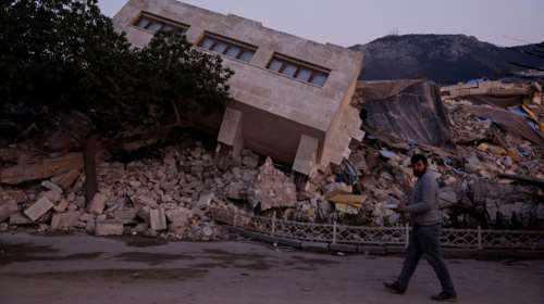 &quot;Θα περιμένω εδώ όλη μου τη ζωή&quot;: Συγκλονίζει ο Τούρκος που παραμένει στα ερείπια κτιρίου όπου είναι θαμμένη η οικογένειά του