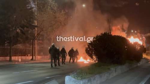 Επεισόδια στη Θεσσαλονίκη με πέτρες, μολότοφ και δακρυγόνα - Τραυματίστηκαν δύο αστυνομικοί [βίντεο]