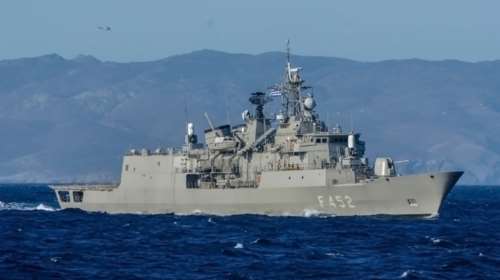 Επέστρεψε στη Σαλαμίνα η φρεγάτα &quot;Ύδρα&quot; με πίδακες νερού και βεγγαλικά - Μετά από 102 ημέρες στην Ερυθρά Θάλασσα [βίντεο]