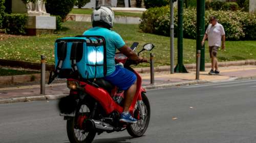 Έκτακτα μέτρα για την προστασία εργαζομένων από τον καύσωνα - Πότε απαγορεύεται το delivery, πού επιτρέπεται η τηλεργασία