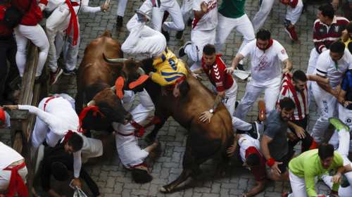 Σκηνές χάους στην Ισπανία: Τρεις τραυματίες από ταύρους στο φεστιβάλ του Σαν Φερμίν [εικόνες-βίντεο]