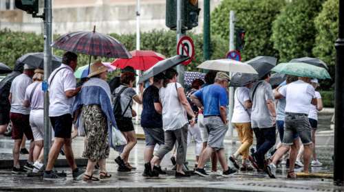 Εκτακτο δελτίο επιδείνωσης καιρού: Με βροχές και καταιγίδες η Παρασκευή – Πώς θα είναι το τριήμερο του Αγίου Πνεύματος